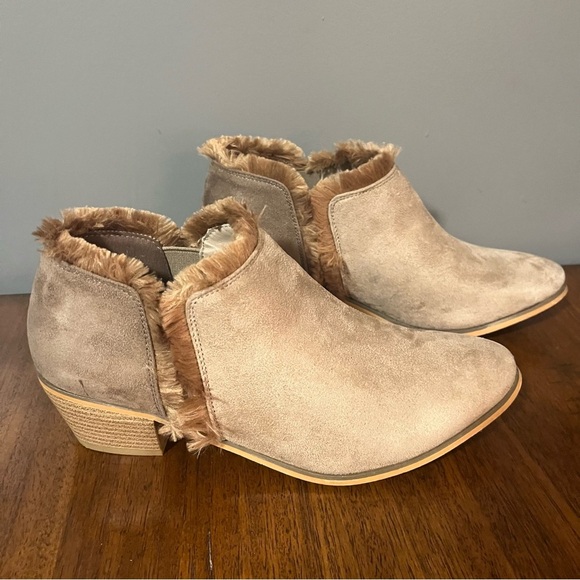 JOURNEE Moxie Bootie, tan in Size 10. Women’s. - Picture 1 of 14